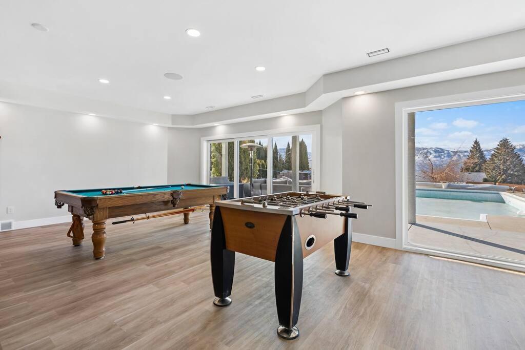 Luxurious 5 Bedroom House With Pool & Sauna Вест-Келоуна Экстерьер фото