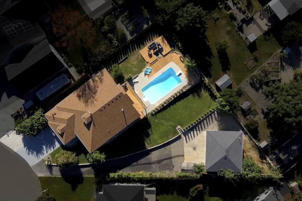 Luxurious 5 Bedroom House With Pool & Sauna Вест-Келоуна Экстерьер фото