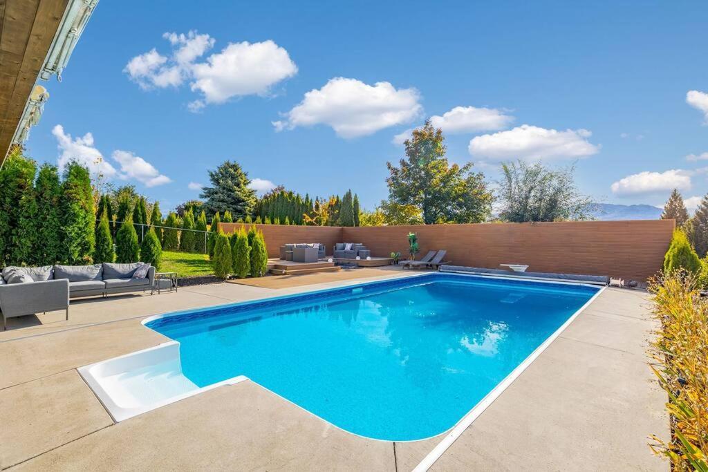 Luxurious 5 Bedroom House With Pool & Sauna Вест-Келоуна Экстерьер фото