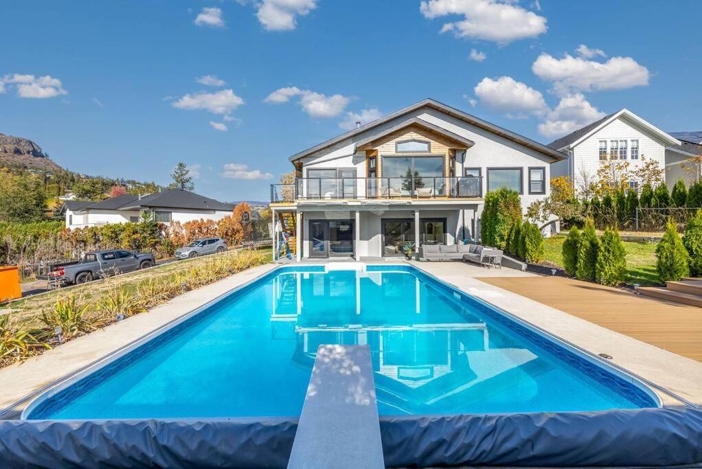 Luxurious 5 Bedroom House With Pool & Sauna Вест-Келоуна Экстерьер фото