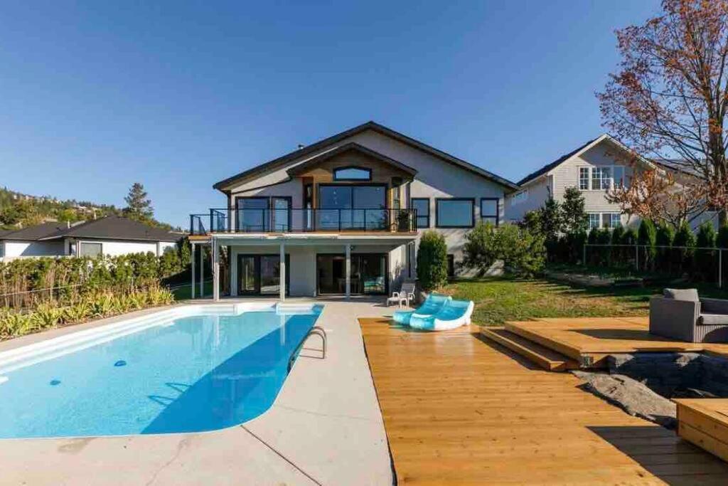 Luxurious 5 Bedroom House With Pool & Sauna Вест-Келоуна Экстерьер фото