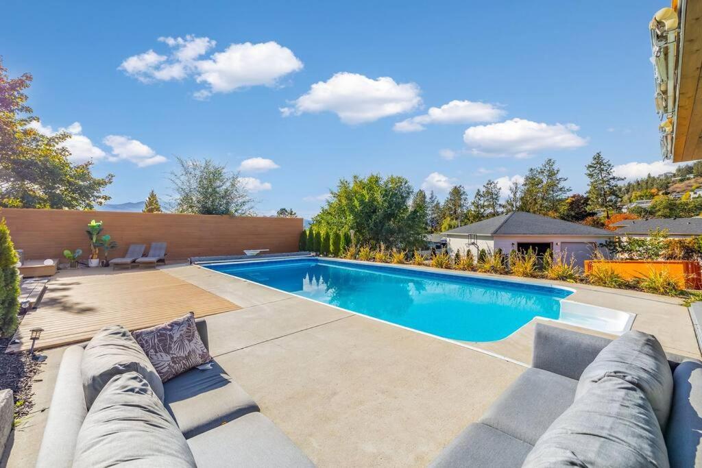 Luxurious 5 Bedroom House With Pool & Sauna Вест-Келоуна Экстерьер фото