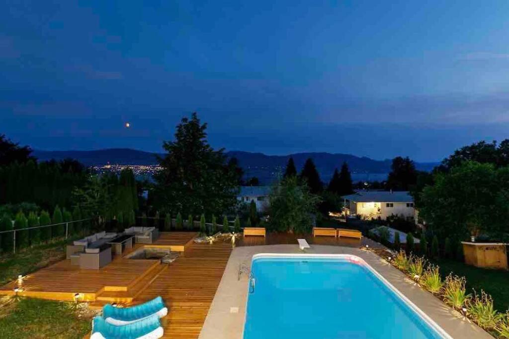 Luxurious 5 Bedroom House With Pool & Sauna Вест-Келоуна Экстерьер фото