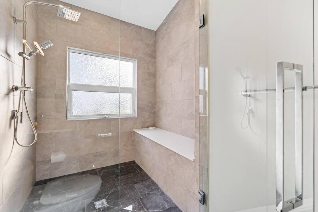 Luxurious 5 Bedroom House With Pool & Sauna Вест-Келоуна Экстерьер фото