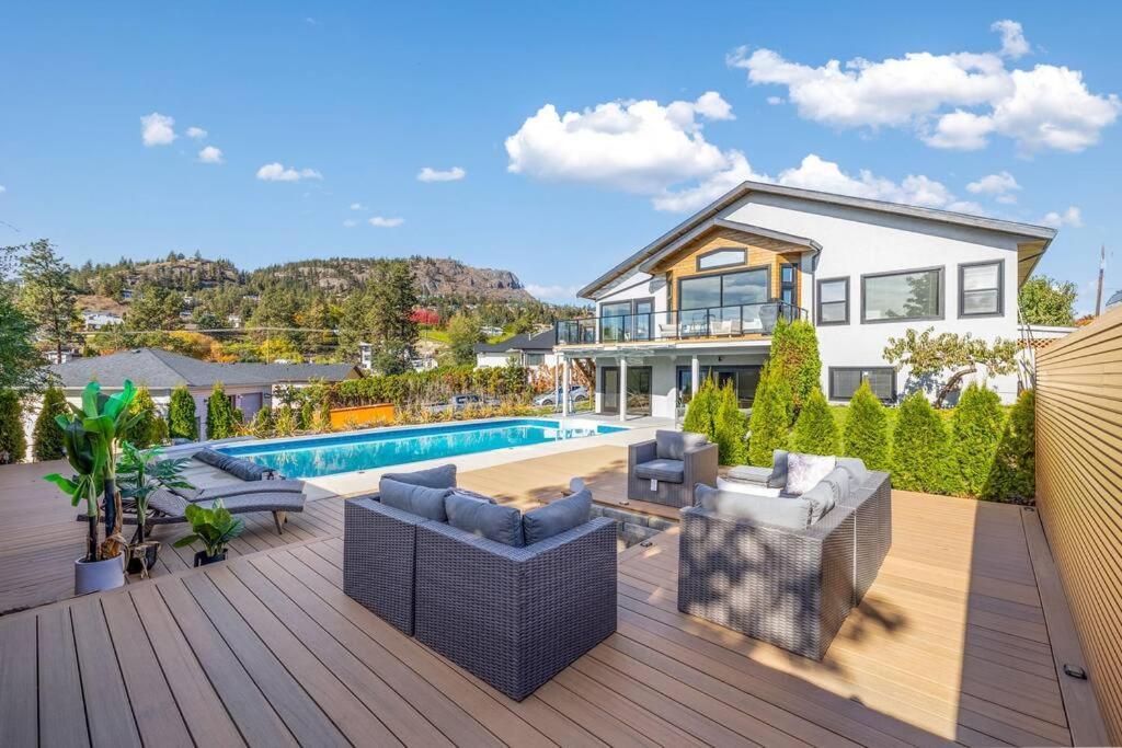 Luxurious 5 Bedroom House With Pool & Sauna Вест-Келоуна Экстерьер фото