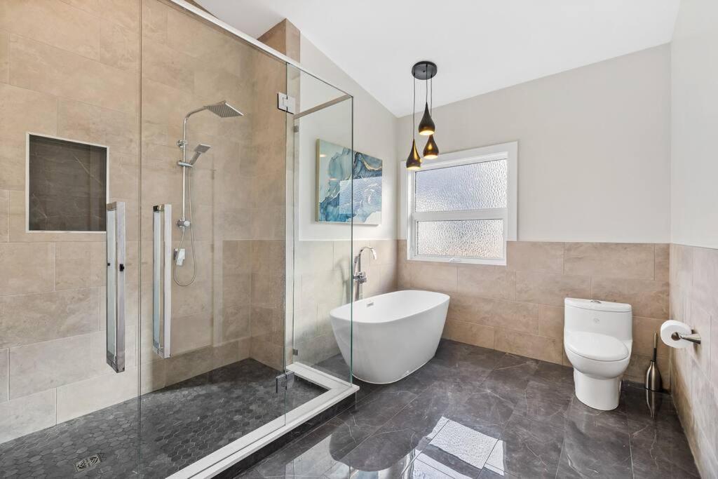 Luxurious 5 Bedroom House With Pool & Sauna Вест-Келоуна Экстерьер фото