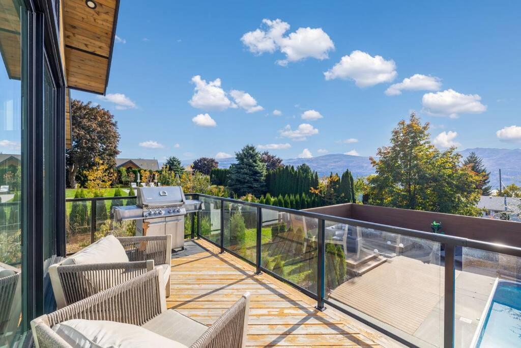 Luxurious 5 Bedroom House With Pool & Sauna Вест-Келоуна Экстерьер фото