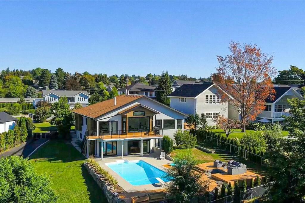 Luxurious 5 Bedroom House With Pool & Sauna Вест-Келоуна Экстерьер фото